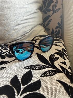 Steve Madden Mirrored Blue Lens Cat Eye women’s Sunglasses